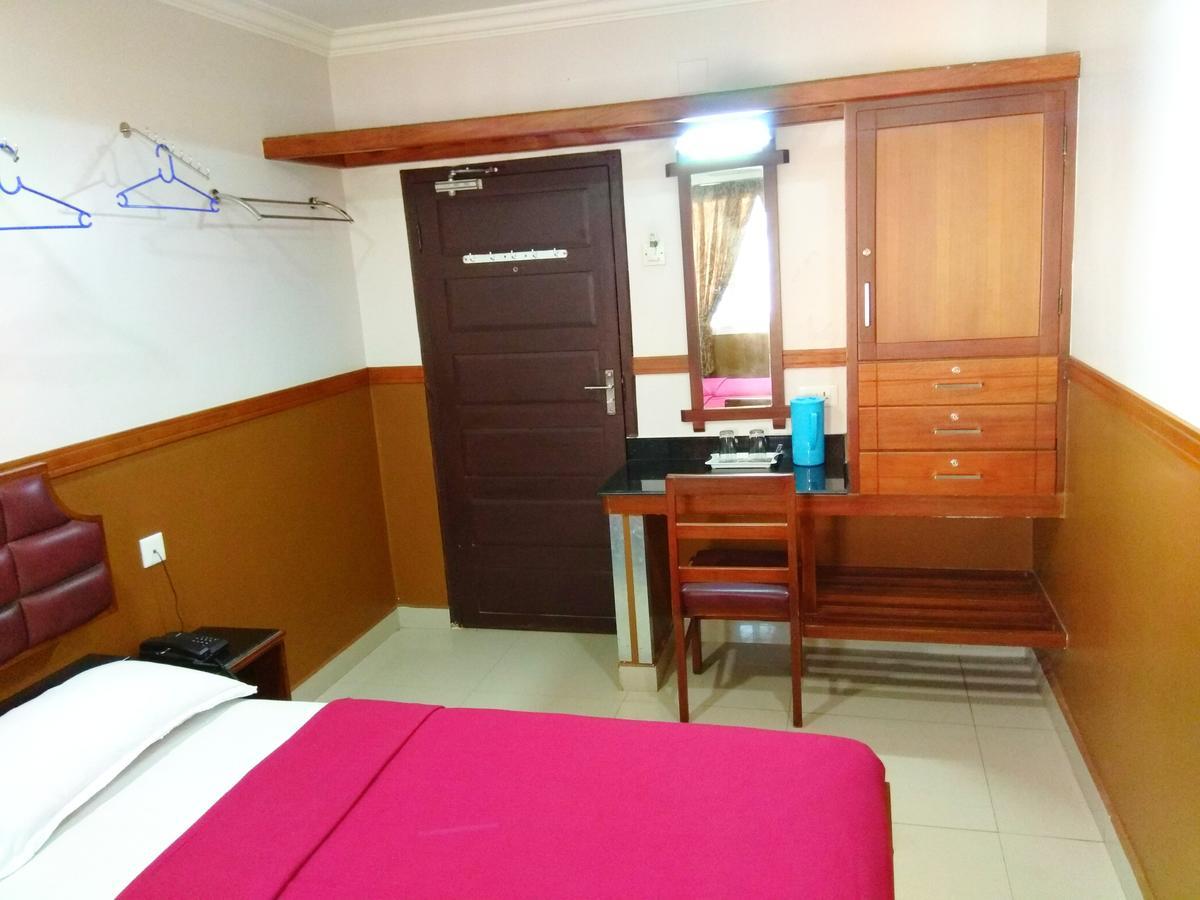 Hotel Maple Regency Kochi Exterior foto